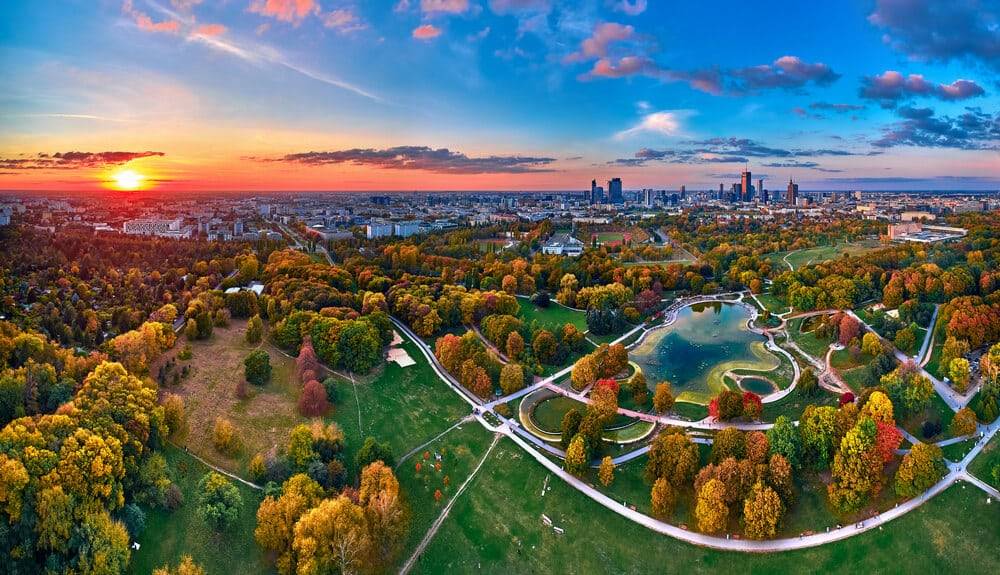 Panoramiczny widok z drona na zachód słońca na Polach Mokotowskich w Warszawie