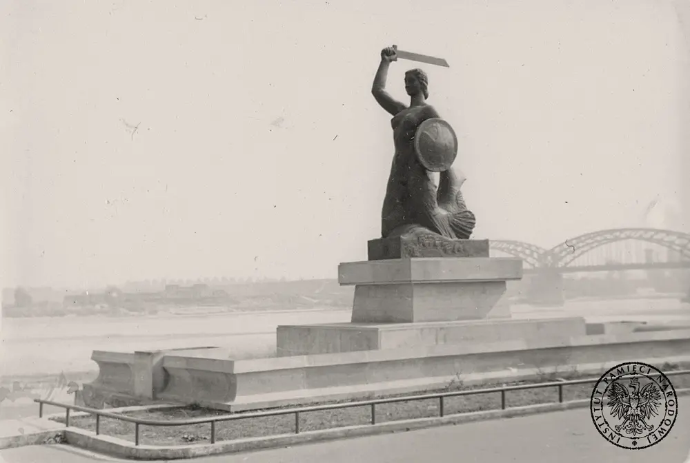 Pomnik warszawskiej Syrenki we wrześniu 1939 r. Fot. ze zbiorów AIPN