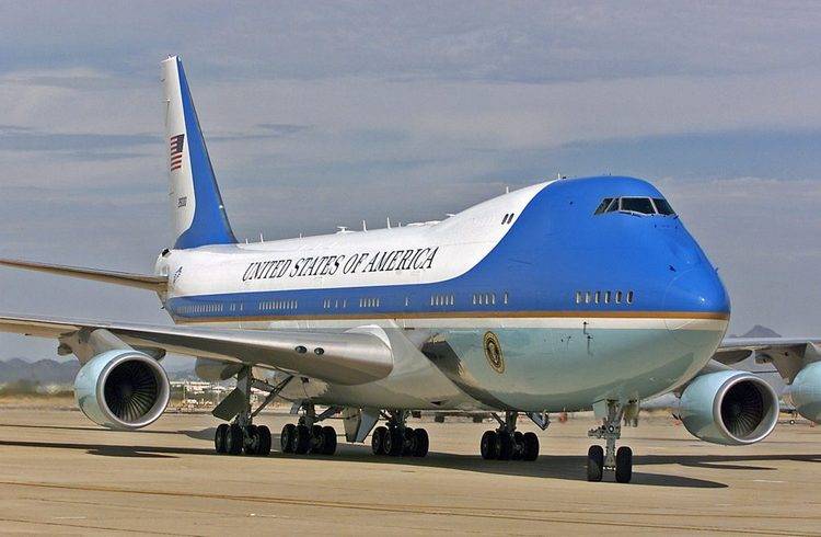 Air Force One z prezydentem USA Joe Bidenem na pokładzie ląduje w piątek na Lotnisku Chopina w Warszawie. Air Force One w Warszawie