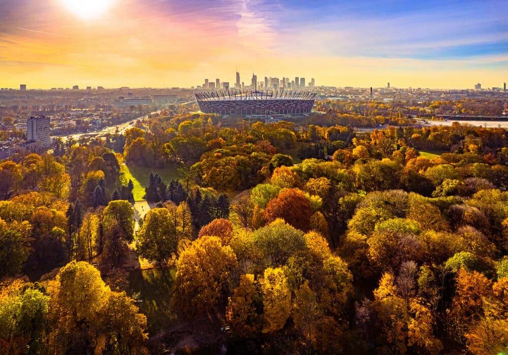 Jesień w Parku Skaryszewskim widok na PGE Narodowy 