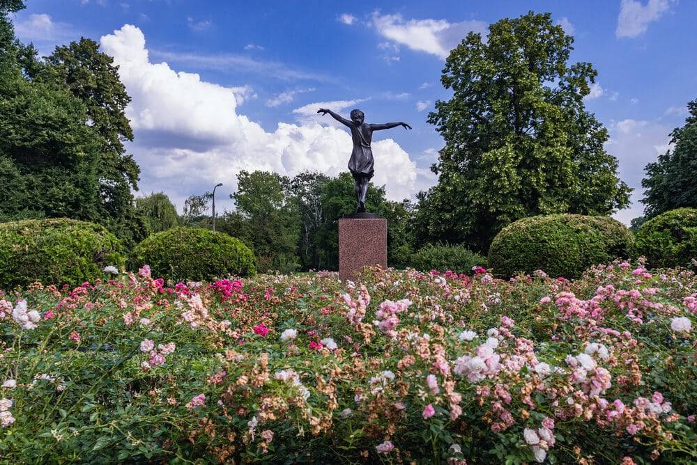 Rzeźba 'Tancerka' w Parku Skaryszewskim 