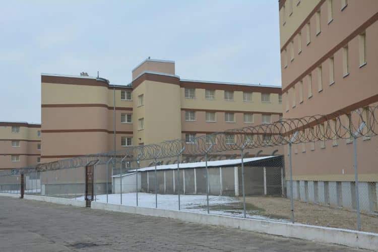 Pożar w areszcie śledczym na Białołęce. Część osadzonych ewakuowano Pożar w areszcie śledczym na Białołęce