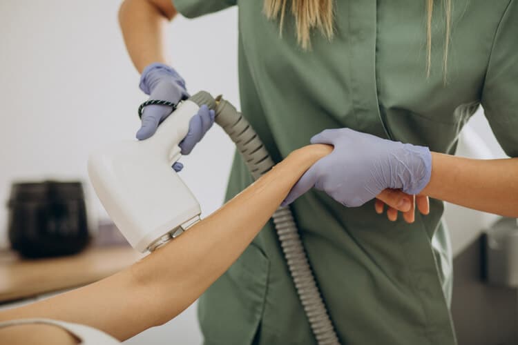 Depilacja laserowa krok po kroku – jak przygotować się do zabiegu i jakich efektów oczekiwać depilacja-laserowa