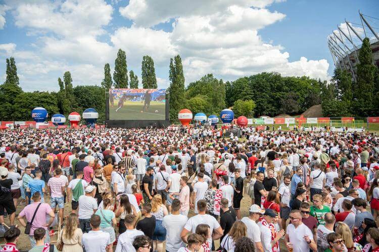 Polska – Austria w Warszawskiej Strefie Kibica Euro 2024 kibice i telebim
