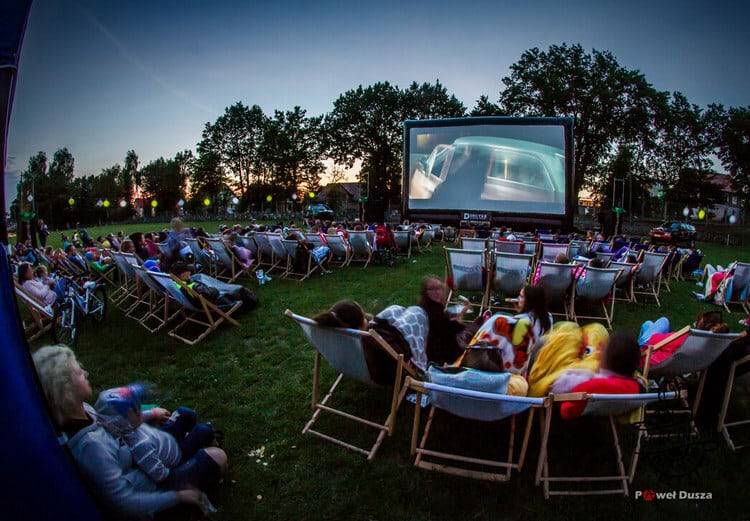 Kina plenerowe w Warszawie na wakacyjne wieczory kino plenerowe warszawa