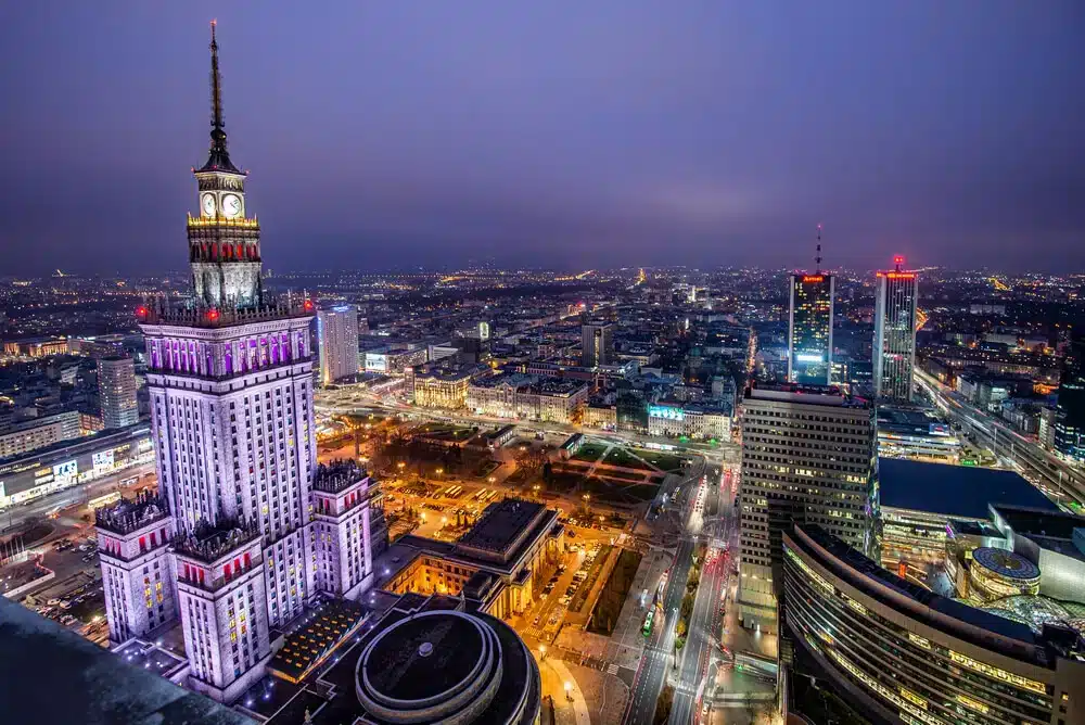 oświetlony Pałac Kultury i Nauki nocą
