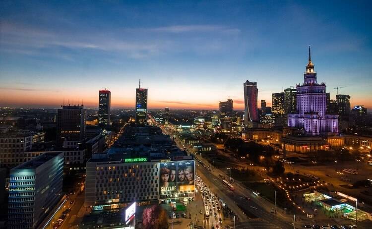 Usługi finansowe w Warszawie: Przegląd rynku warszawa z góry