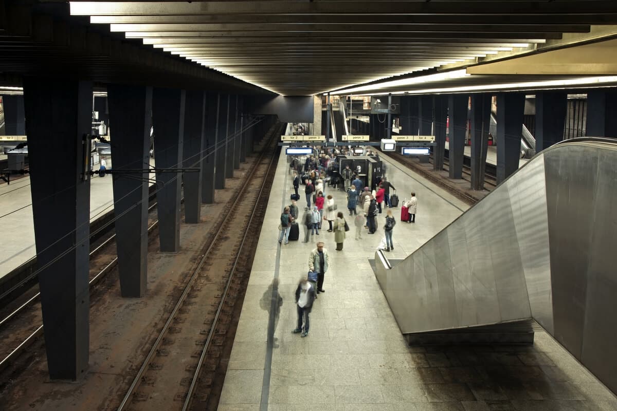 Dworzec PKP Warszawa Centralna, ruchome schody, widok na peronyDworzec PKP Warszawa Centralna, ruchome schody, widok na perony