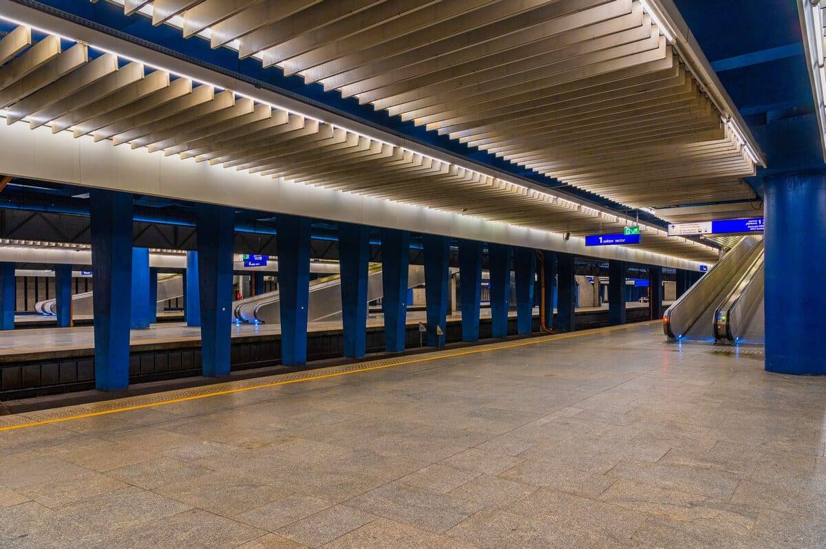 Warszawa Centralna ruchome schody na peron. Widok na peron i tor kolejowy osobowych i pospiesznych pociągów
