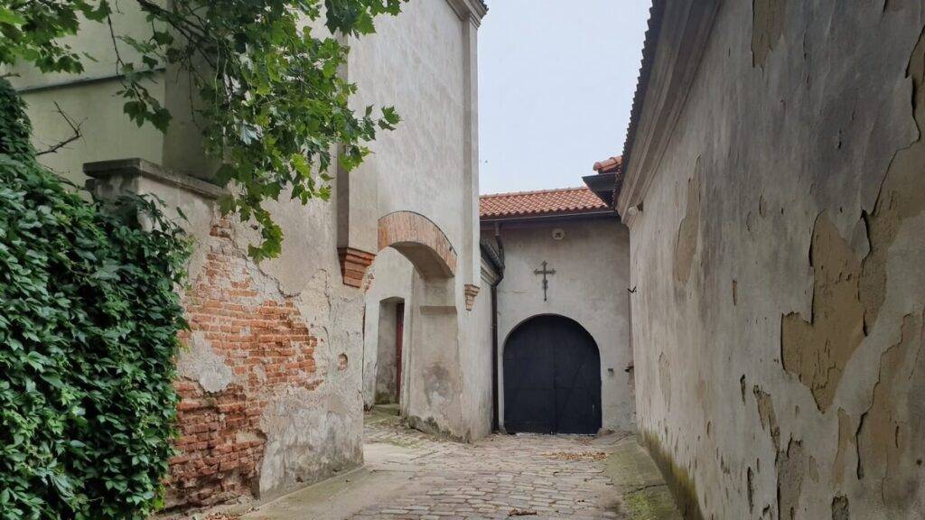 Śladami niesamowitych wydarzeń. Spacer po Krakowskim Przedmieściu Darmowy spacer z przewodnikiem Warszawa