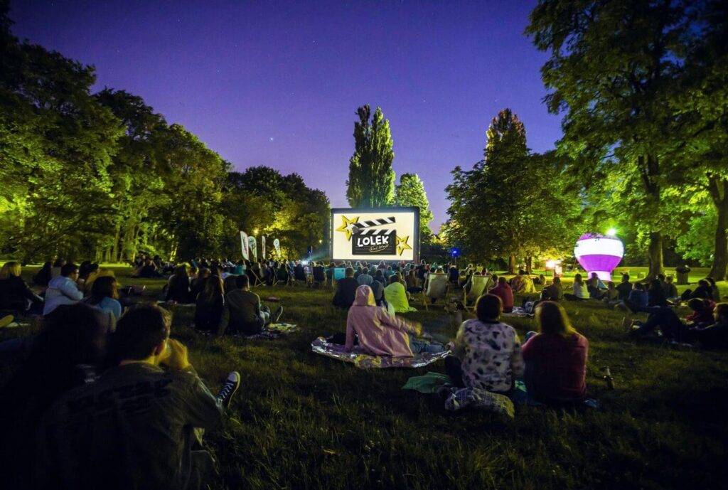 Kino letnie Pole Mokotowskie – seanse, repertuar 2025 Kino letnie na Polu Mokotowskim - Lolek Grill Bar
