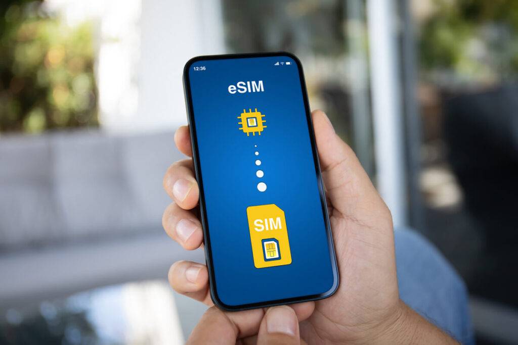 Czy warto przejść na eSIM? Plusy i minusy w 2025 roku Czy warto przejść na eSIM - Plusy i minusy w 2025 roku