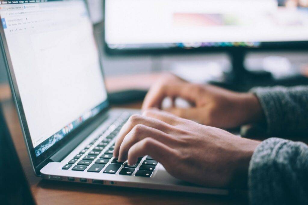 Jak wybrać najlepszy internet światłowodowy w Warszawie