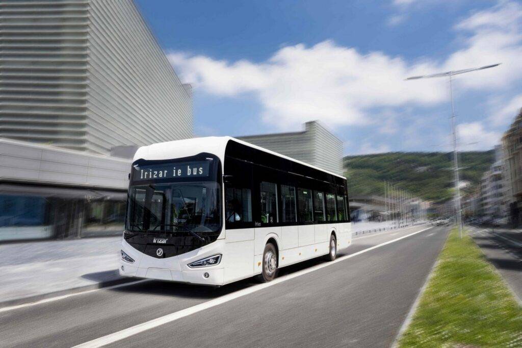Rewolucja w komunikacji: 10 autobusów elektrycznych Irizar dla Warszawy Nowe elektryki z Hiszpanii w Warszawie – 10 autobusów zasili stołeczne ulice