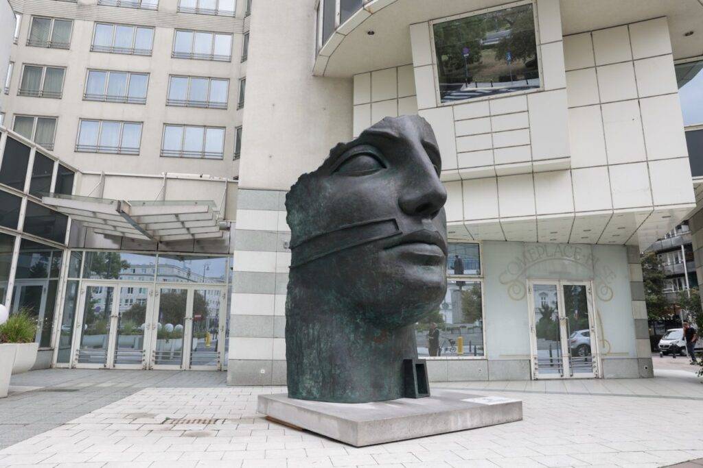 „Tindaro” – monumentalna rzeźba Igora Mitoraja na Placu Trzech Krzyży w Warszawie Rzeźba Igora Mitoraja na Placu Trzech Krzyży autor. PAP