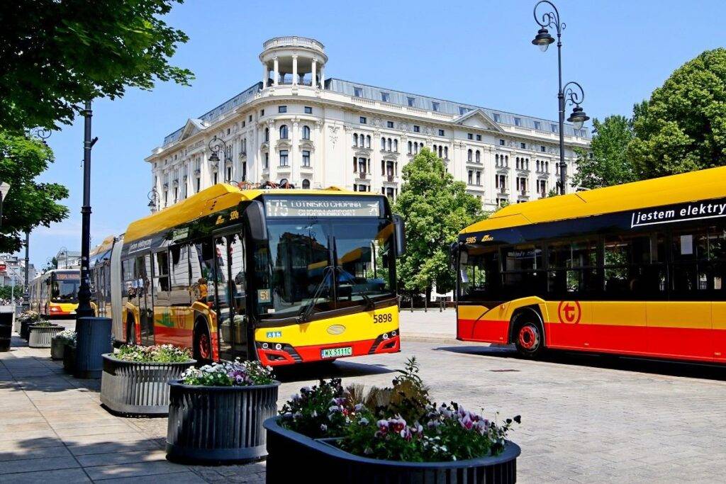 Elektryczne solarisy w centrum Warszawy, Autor. ZTM Warszawa