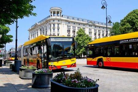 80 nowych autobusów elektrycznych dla Warszawy Elektryczne solarisy w centrum Warszawy, Autor. ZTM Warszawa