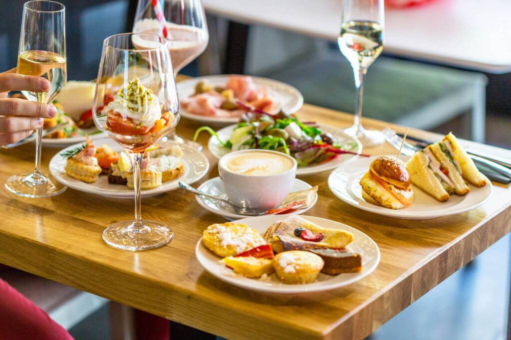 Gdzie na brunch w Warszawie? Przewodnik po najlepszych miejscach Gdzie na brunch w Warszawie - Przewodnik po najlepszych miejscach