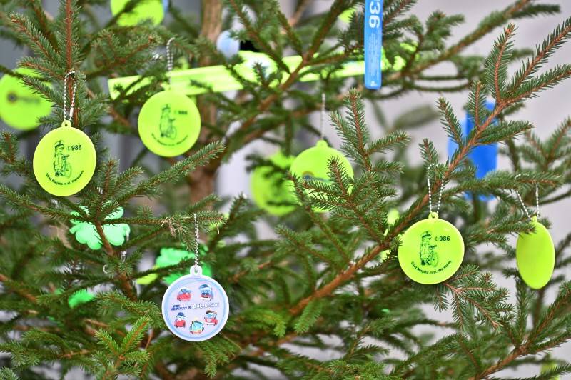 Choinki z odblaskami w Warszawie - „Świeć blaskiem z odblaskiem”