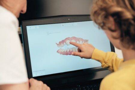 Od skanu do nowego uśmiechu – na czym polega cyfrowe planowanie i leczenie Invisalign®? skanowanie zębów