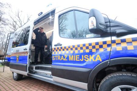 Warszawa zaostrza walkę ze smogiem. Nowy elektryczny smogowóz już w akcji