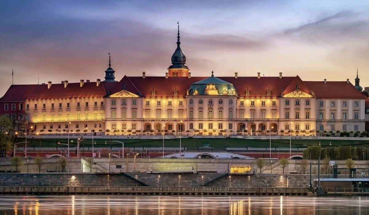 Oświetlony Zamek Królewski w Warszawie - widok od strony Wisły